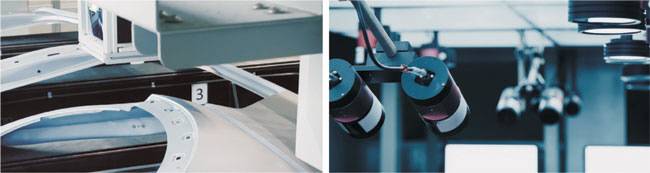 프레스 공장에서 차체 패널이 패널 홀·크랙 감지 시스템에 진입하면(왼쪽 사진) 수십 대의 카메라가 이를 촬영해 AI 기반으로 구멍이나 크랙, 갈라진 틈을 찾아낸다(오른쪽). 이 기술들은 모두 현대자동차그룹이 HMGMA에서 세계 최초로 구현한 기술이다.  현대자동차 제공