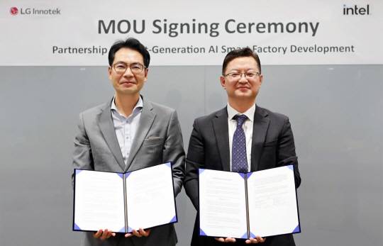 서울 강서구 LG이노텍 마곡 본사에서 열린 MOU 체결식에서 김현준(왼쪽) 인텔코리아 한국영업본부 총괄과 이상석(오른쪽) LG이노텍 생산혁신센터장이 기념촬영을 하고 있다. LG이노텍 제공