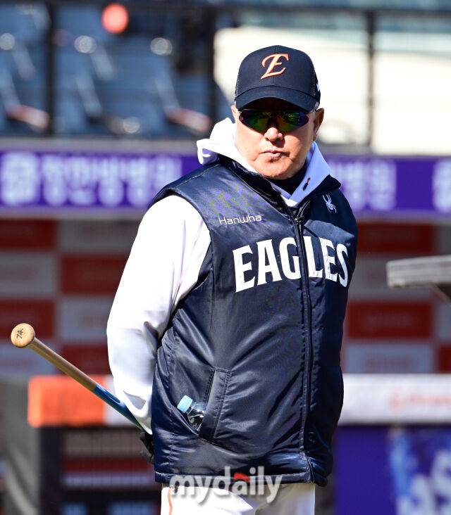 2025년 3월 28일 오후 대전 한화생명 볼파크에서 진행된 '2025 신한 SOL뱅크 KBO 리그' KIA 타이거즈와 한화 이글스의 경기. 한화 김경문 감독이 훈련하는 선수들을 지켜보고 있다./마이데일리