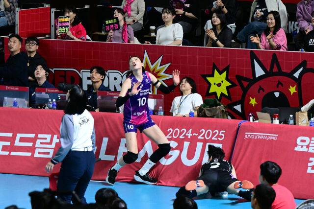 흥국생명 김연경이 펜스 앞까지 달려가 볼을 넘긴 뒤 하늘을 바라보고 있다. / 한국배구연맹(KOVO)