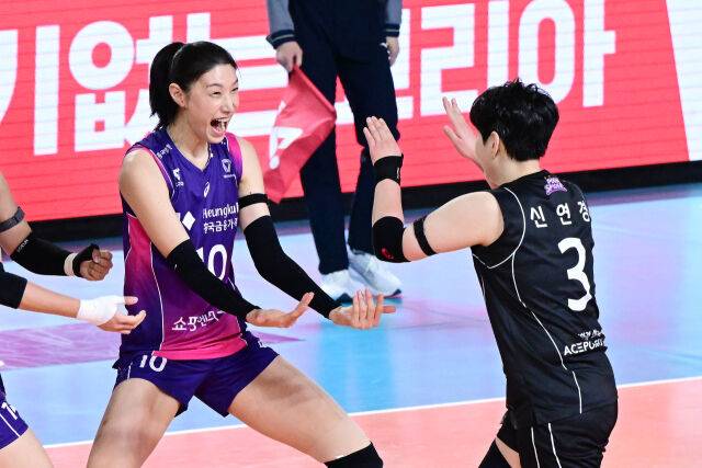 치열한 랠리끝에 득점을 올린 뒤 신연경과 김연경이 포효하고 있다. / 한국배구연맹(KOVO)