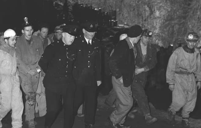 닐 모스를 구조하기 위해 현장에 도착한 구조대원들