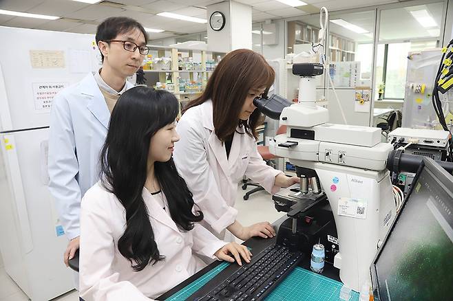 한국생명공학연구원 감염병연구센터 연구진이 항생제 연구를 수행하고 있다.[한국생명공학연구원 제공]