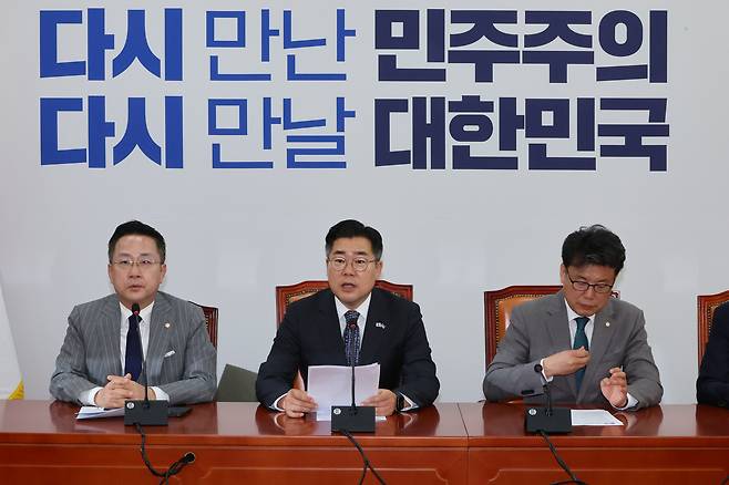 더불어민주당 박찬대 원내대표가 8일 서울 여의도 국회에서 열린 원내대책회의에서 발언하고 있다. [연합]