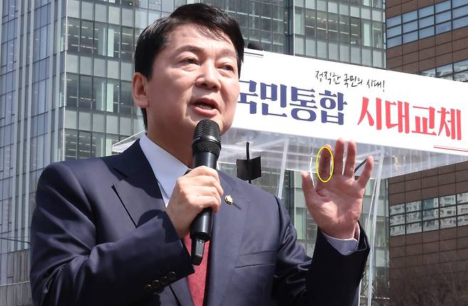 안철수 국민의힘 의원이 8일 오전 서울 종로구 광화문광장 이순신동상 앞에서 제21대 대통령 선거 출마 기자회견한 후 취재진의 질문에 답변하고 있다. [뉴시스]