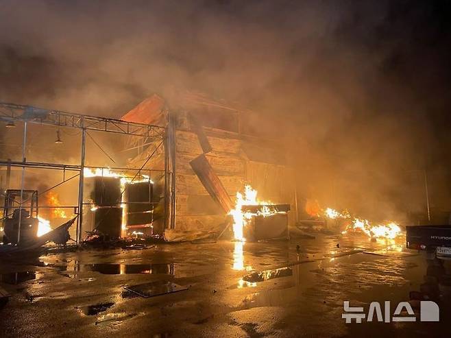 [김포=뉴시스] 정일형 기자= 김포가구공장 불. (사진은 김포소방서 제공)