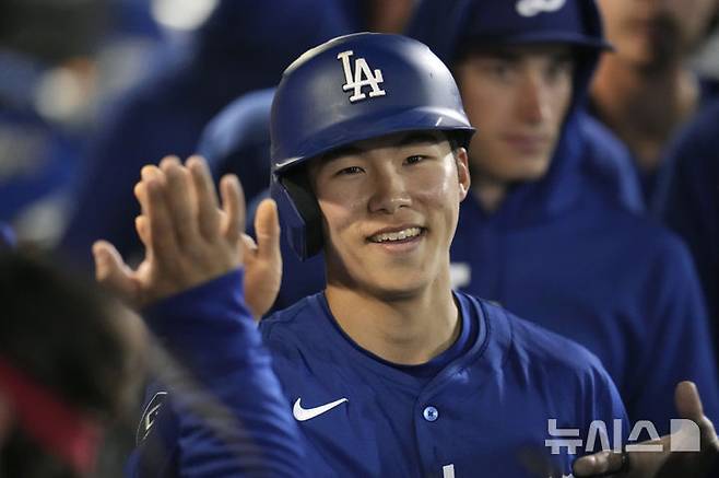 [피오리아=AP/뉴시스] LA 다저스의 김혜성이 8일(한국 시간) 미국 애리조나주 피오리아 스타디움에서 열린 시애틀 매리너스와의 2025 메이저리그(MLB) 시범경기에서 3회초 득점한 뒤 미소를 짓고 있다. 2025.03.08