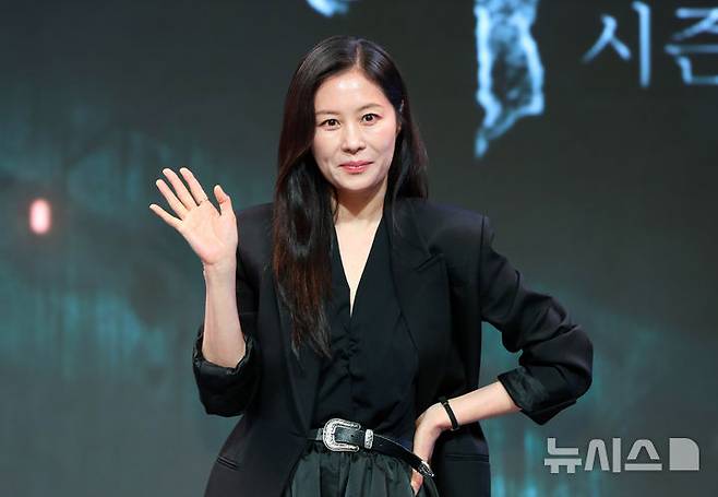 [서울=뉴시스] 김혜진 기자 = 배우 문소리가 21일 오전 서울 종로구 JW메리어트 동대문에서 열린 넷플릭스 시리즈 '지옥' 시즌2 제작발표회에서 포즈를 취하고 있다.'지옥' 시즌2에서는 시즌1으로부터 8년 후, 고지와 시연이 만연해진 세상 속 다양한 위치에 있는 사람들이 어떻게 대혼란에 대처해왔을지를 담아냈다. 오는 25일 공개. 2024.10.21. jini@newsis.com