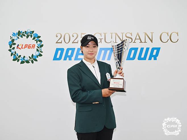 [서울=뉴시스] 여자프로골프(KLPGA) 군산CC 드림투어 1차전에서 우승한 김민솔. (사진=KLPGA 제공) *재판매 및 DB 금지