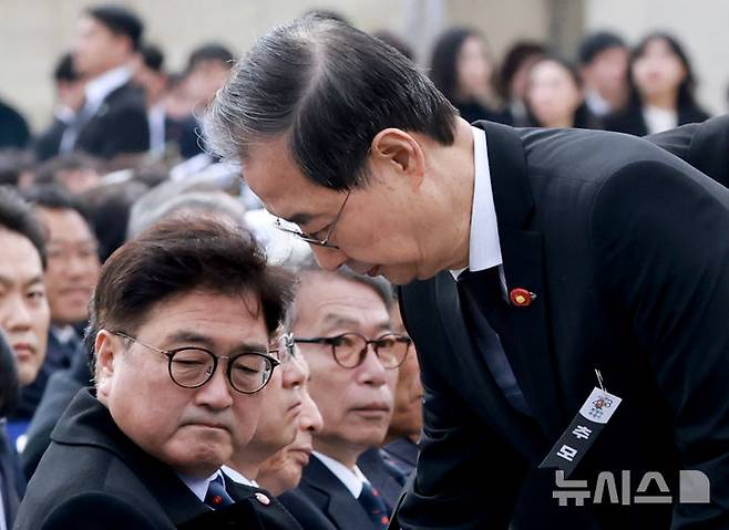 [제주=뉴시스] 조수정 기자 = 한덕수 대통령 권한대행 국무총리가 3일 제주특별자치도 4·3 평화공원에서 열린 '77주년 4·3 희생자 추념식'에서 추념사를 마친 뒤 자리에 앉고 있다. 왼쪽은 우원식 국회의장. (대통령실통신사진기자단) 2025.04.03. chocrystal@newsis.com