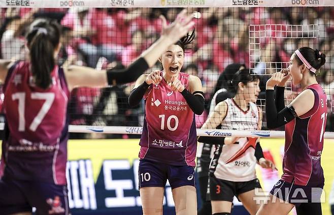 [인천=뉴시스] 정병혁 기자 = 8일 인천 부평구 삼산월드체육관에서 열린 2024-2025 V-리그 여자부 챔피언결정전(5전 3선승제) 5차전 흥국생명 핑크스파이더스와 정관장 레드스파크스의 경기, 흥국생명 김연경이 득점한 뒤 기뻐하고 있다. 2025.04.08. jhope@newsis.com