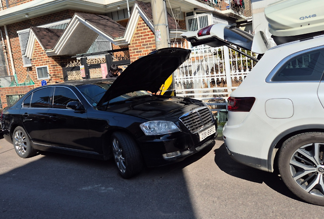 창원시 성산구에 있는 김 전 의원 자택 앞에 주차된 체어맨(8892) 모습 (출처: 김영선 전 의원 지인 박 씨)