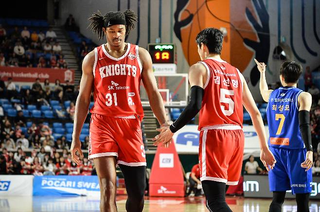 SK 아이재아 힉스와 김선형. KBL 제공