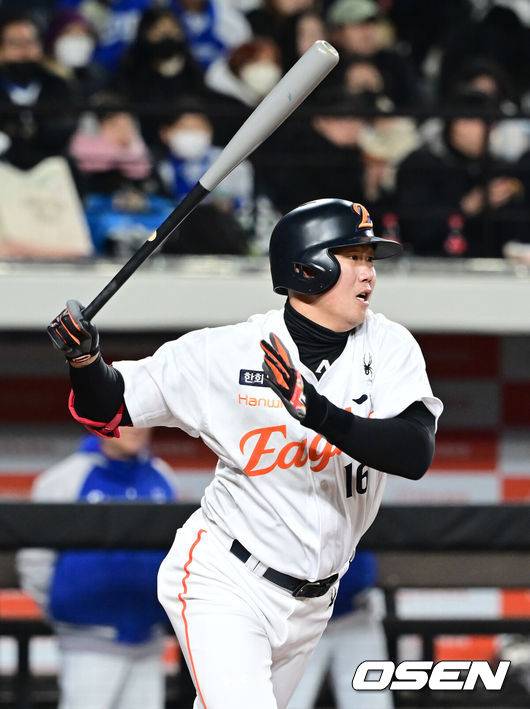 [OSEN=대전, 김성락 기자] 17일 오후 대전 중구 대전한화생명볼파크에서  2025 신한 SOL뱅크 KBO 리그 한화 이글스와 삼성 라이온즈의 시범 경기가 열렸다. KBO리그 10개 구단은 오는 18일까지 시범경기 10경기를 소화한다. 2025시즌 개막전은 오는 22일 개최된다. 개막전 매치업은 LG-롯데(서울 잠실구장), KIA-NC(광주-기아챔피언스필드), SSG-두산(인천 SSG랜더스필드), KT-한화(수원 KT위즈파크), 삼성-키움(대구 삼성라이온즈파크)이다.4회말 1사 1, 2루 한화 하주석이 다시 앞서가는 1타점 적시타를 날리고 있다. 2025.03.17 / ksl0919@osen.co.kr