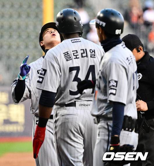 [OSEN=지형준 기자] 8일 오후 서울 잠실야구장에서 2025 신한 SOL Bank KBO리그 두산 베어스와 한화 이글스의 경기가 열렸다.이날 두산은 최승용, 한화는 문동주를 선발로 내세웠다.1회초 무사 1,2루에서 한화 노시환이 선제 좌월 스리런포를 날리고 세리머니를 하고 있다. 2025.04.08 / jpnews@osen.co.kr