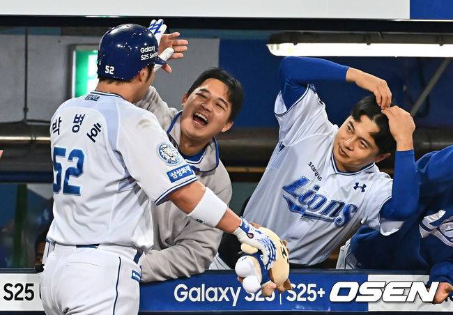 [OSEN=대구, 이석우 기자] 4일 대구삼성라이온즈파크에서 2025 신한 SOL 뱅크 KBO 리그 삼성 라이온즈와 한화 이글스의 경기가 열렸다. 홈팀 삼성은 원태인이, 방문팀 한화는 와이스가 선발 출전했다. 삼성 라이온즈 박병호가 5회말 2사 1루 좌월 2점 홈런을 치고 하이파이브를 하고 있다. 2025.04.04 / foto0307@osen.co.kr