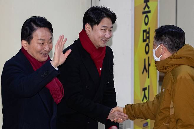 제22대 국회의원 선거 인천 계양(을) 지역에 출마한 원희룡 전 국토교통부 장관의 후원회장을 맡은 전 축구 국가대표 이천수(가운데)씨가 지난해 4월22일 인천 계산역 내에서 출근길 시민들에게 인사하고 있다. 인천=뉴스1