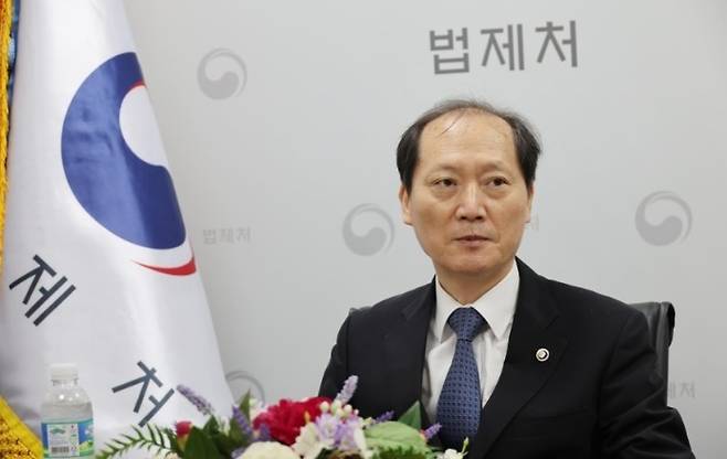 8일 행정부 몫 헌법재판관 후보자로 지명된 이완규 현 법제처장. 검찰에서 지청장까지 지낸 그가 재판관이 된다면 2018년 이후 맥이 끊긴 검사 출신 재판관의 부활에 해당한다. 연합뉴스