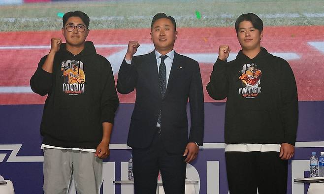 지난 2024년 3월 22일 서울 중구 롯데호텔에서 열린 2024 KBO 미디어데이에 참가한 한화 최원호(가운데) 감독, 채은성, 문동주가 기념 촬영을 하고 있다. 뉴시스