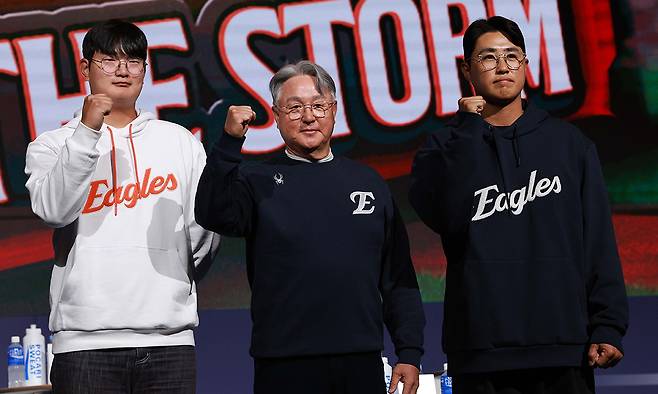 지난 3월 20일 서울 송파구 롯데호텔 월드 크리스탈볼룸에서 열린 2025 신한 SOL Bank KBO 미디어데이에서 한화 김서현, 김경문 감독, 채은성 선수가 포즈를 취하고 있다. 뉴시스