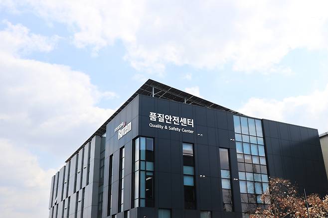 태양광 발전 설비가 설치된 현대로템 창원공장 품질안전센터. 현대로템 제공