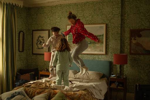 16일 개봉하는 영화 ‘브리짓 존스의 일기: 뉴 챕터’는 4년 전 남편을 잃고 싱글맘으로 살아가던 브리짓이 방송 프로듀서로 복직하고, 매력적인 새 연인을 만나 사랑의 감정을 되찾는 이야기를 그렸다. 유니버설 픽쳐스 제공