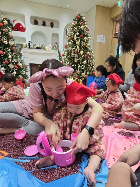 서울 강동구 ‘아이맘 강동’ 천호2동점에서 ‘꿈꾸는 놀이학교’ 프로그램이 운영되고 있다. 강동구 제공