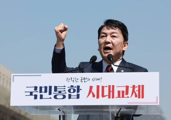 국민의힘 안철수 의원이 8일 서울 광화문광장 이순신 동상 앞에서 제21대 대통령 선거 출마를 선언하며 주먹을 불끈 쥐어 보이고 있다. 2025.4.8. 연합뉴스