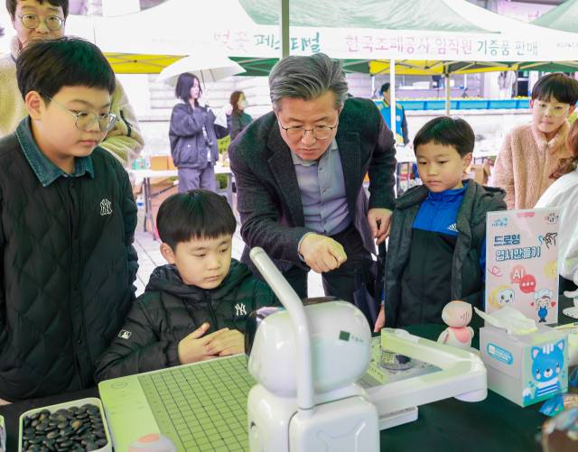 정용래 유성구청장이 탄동천 일대에 열린 과학의 날 행사장을 방문해 어린이들과 체험을 함께 하고 있다. 사진제공=유성구