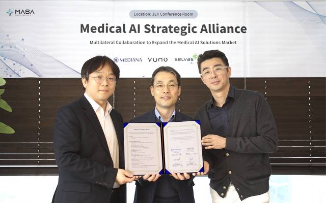 이예하(왼쪽부터) 뷰노 대표, 김동민 제이엘케이 대표, 곽민철 셀바스AI·메디아나 대표가 제이엘케이 사옥에서 ‘메디컬 인공지능(AI) 얼라이언스’ 협약식을 연 뒤 기념촬영을 하고 있다. 사진 제공=제이엘케이