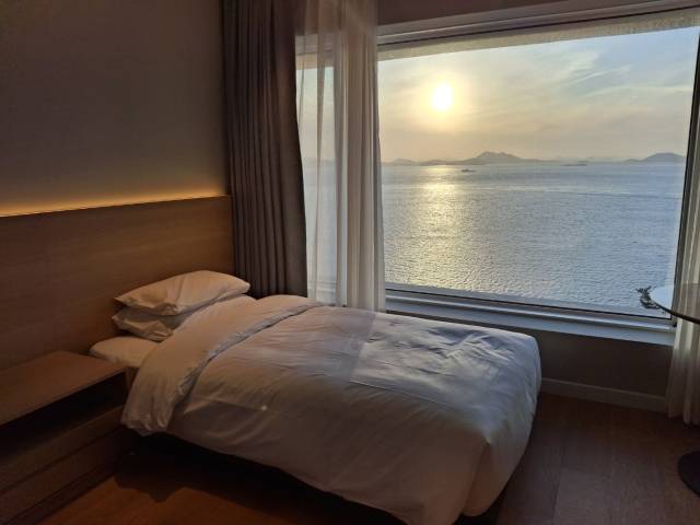 해남126 호텔 룸에서 보이는 바다 전경. 120개 전 객실이 모두 오션뷰로 전 투숙객이 아름다운 바다 풍경을 즐길 수 있다. 이경운 기자