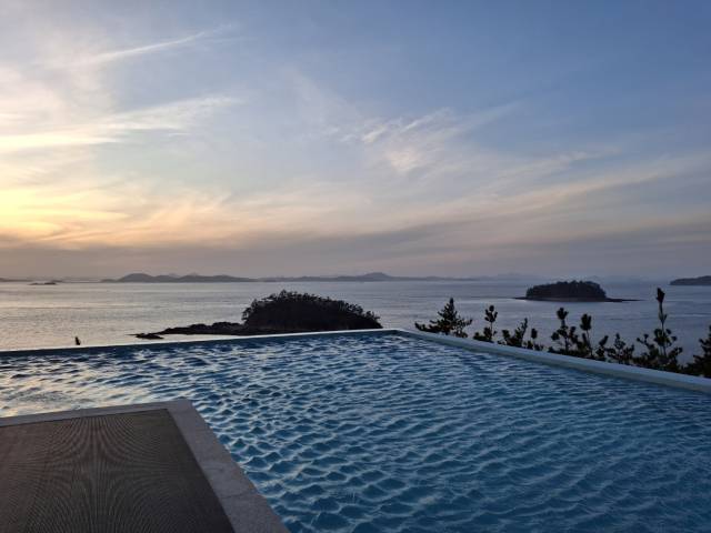 해남126호텔 인피니티풀. 따뜻한 온수풀에서 바람을 맞으며 서해안의 낙조를 즐길 수 있다. 이경운 기자.