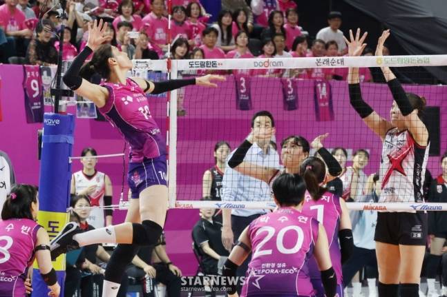 김연경(왼쪽)이 높은 타점에서 스파이크를 날리고 있다. /사진=김진경 대기자