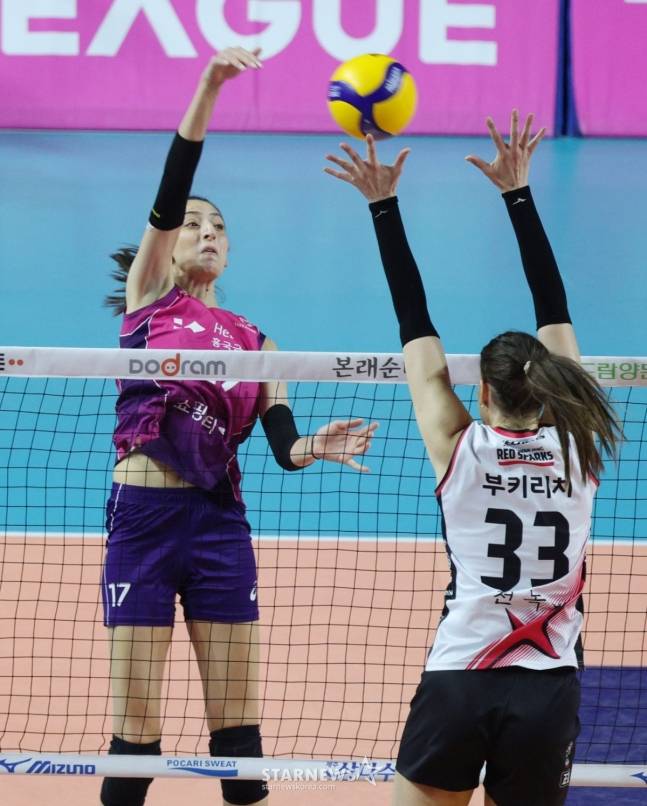 흥국생명 투트쿠(왼쪽)가 부키리치를 앞에 두고 과감한 공격을 펼치고 있다. /사진=김진경 대기자