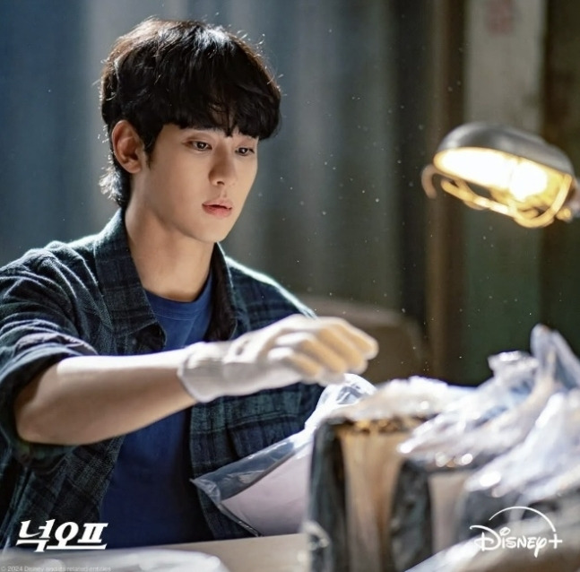김수현 출연 예정인 디즈니플러스 오리지널 시리즈 ‘넉오프’의 공개 일정이 불투명해졌다. 사진ㅣ월트디즈니컴퍼니 코리아