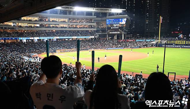 3일 오후 경상남도 창원NC파크에서 열린 '2023 신한은행 SOL KBO 포스트시즌' KT 위즈와 NC 다이노스의 플레이오프 4차전 경기, 17,400명의 만원 관중이 매진을 기록한 가운데 야구팬들이 열띤 응원을 펼치고 있다. 엑스포츠뉴스 DB