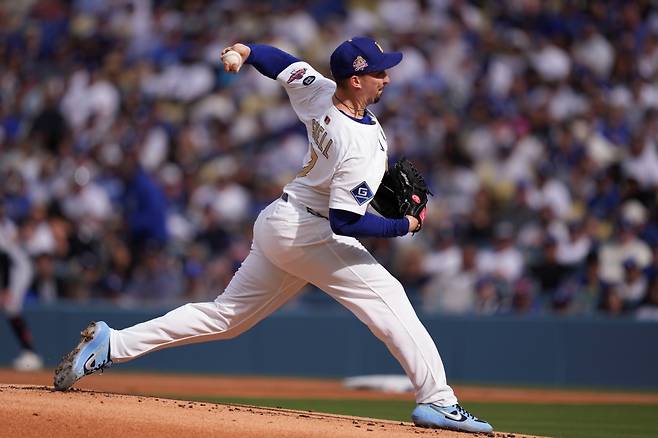 LA 다저스 블레이크 스넬이 7일 어깨 염증으로 15일짜리 부상자 명단에 등재된 가운데, 메이저리그 공식 홈페잊 MLB.com을 통해 3주 동안 어깨 통증을 참고 던졌다고 털어놨다. 그러면서 건강을 회복한 뒤 몇 주 내로 돌아오겠다고 다짐했다. AP 연합뉴스