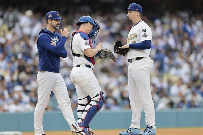 LA 다저스 블레이크 스넬이 7일 어깨 염증으로 15일짜리 부상자 명단에 등재된 가운데, 메이저리그 공식 홈페잊 MLB.com을 통해 3주 동안 어깨 통증을 참고 던졌다고 털어놨다. 그러면서 건강을 회복한 뒤 몇 주 내로 돌아오겠다고 다짐했다. AFP 연합뉴스