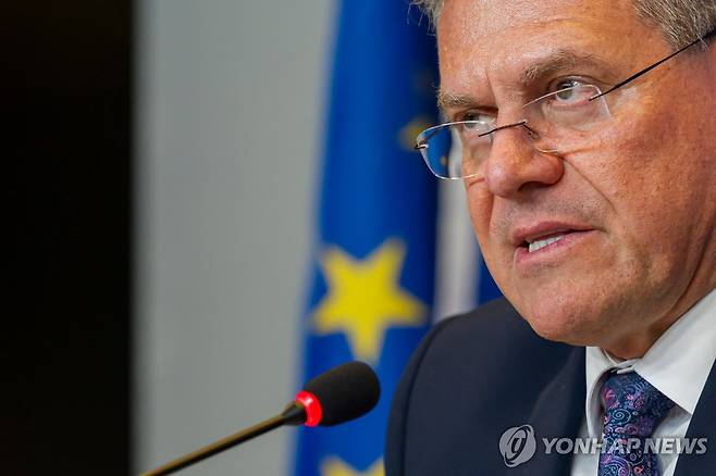 기자회견하는 EU 무역수장  (룩셈부르크 AFP=연합뉴스) 마로시 셰프초비치 EU 무역담당 집행위원이 7일(현지시간) 룩셈부르크에서 열린 EU 무역장관회의가 끝난 뒤 기자회견을 하고 있다. 2025.4.7 photo@yna.co.kr [재판매 및 DB 금지]