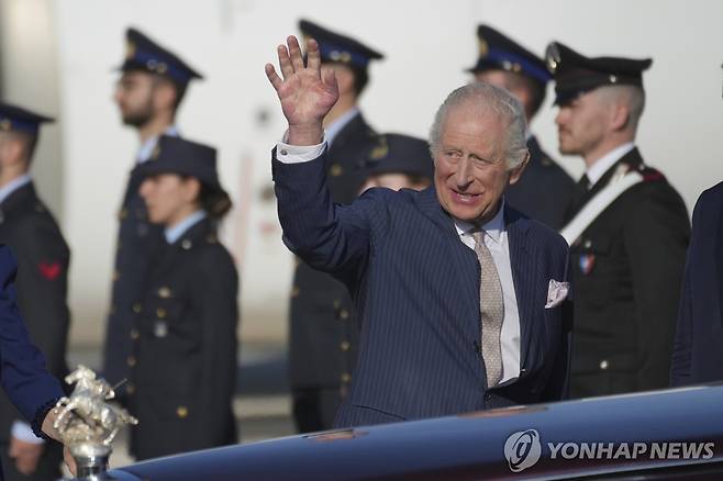 로마 도착해 손 흔드는 찰스 3세 [AP 연합뉴스]
