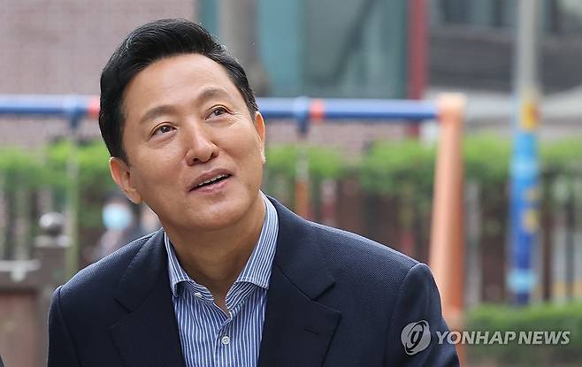 공부방 향하는 오세훈 서울시장 (서울=연합뉴스) 서명곤 기자 = 오세훈 서울시장이 8일 금천구 한 공부방에서 열린 서울런 학생 초청 간담회에 참석하기 위해 공부방으로 향하고 있다. 오 시장은 이번 주 안으로 대선 출마와 관련한 공식 입장을 발표할 예정이다. 2025.4.8 seephoto@yna.co.kr