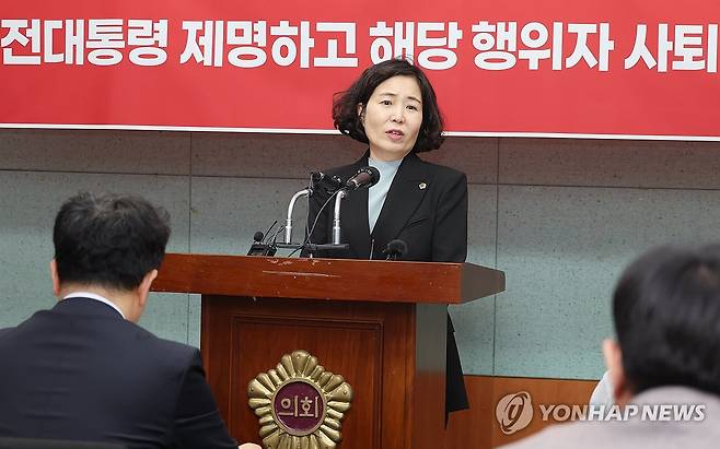 회견하는 이수진 전북도의원 (전주=연합뉴스) 임채두 기자 = 이수진 전북특별자치도의회 의원(국민의힘·비례)이 8일 도의회에서 자당의 행태를 지적하는 기자회견을 하고 있다. 2025.4.8 doo@yna.co.kr