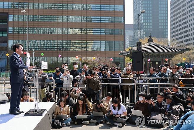 안철수 의원, 대선 출마 선언 (서울=연합뉴스) 신현우 기자 = 국민의힘 안철수 의원이 8일 서울 광화문광장 이순신 동상 앞에서 제21대 대통령 선거 출마를 선언하고 있다. 2025.4.8 nowwego@yna.co.kr