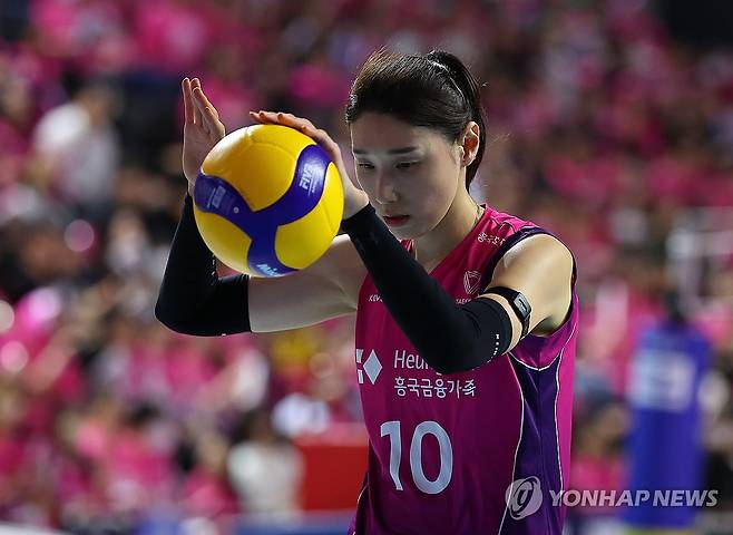 서브 준비하는 김연경 (인천=연합뉴스) 김도훈 기자 = 8일 인천 삼산월드체육관에서 열린 프로배구 V리그 여자부 챔피언결정전 흥국생명과 정관장의 5차전 경기. 흥국생명 김연경이 서브를 준비하고 있다. 2025.4.8 superdoo82@yna.co.kr