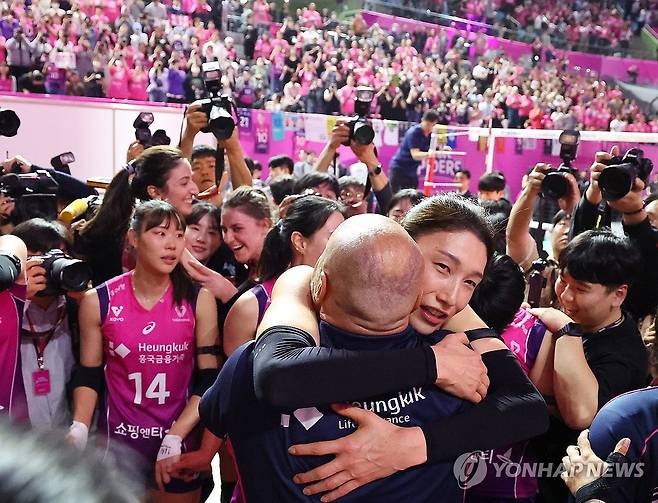 감독과 포옹하는 김연경 (인천=연합뉴스) 김도훈 기자 = 8일 인천 삼산월드체육관에서 열린 프로배구 V리그 여자부 챔피언결정전 정관장과의 5차전 경기에서 승리하며 통합우승을 차지한 흥국생명 김연경이 아본단자 감독과 포옹하며 기뻐하고 있다. 2025.4.8 superdoo82@yna.co.kr