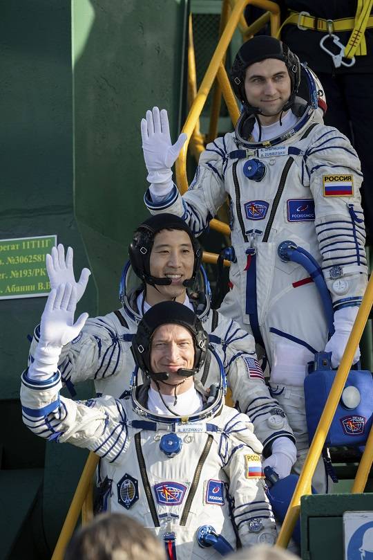 러시아 연방우주공사(로스코스모스)의 우주비행사 세르게이 리지코프(맨 아래), 미국 항공우주국(NASA)의 우주비행사 조니 김(가운데), 로스코스모스의 우주비행사 알렉세이 주브리츠키(맨 위)가 2025년 4월 8일 카자흐스탄 바이코누르 우주기지에서 국제우주정거장(ISS)으로 향하는 소유스 MS-27 우주선에 탑승하기 전 손을 흔들며 작별 인사를 하고 있다.(사진 / 뉴시스)