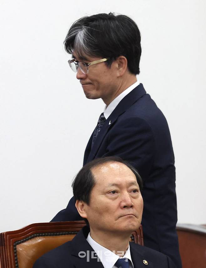 헌법재판관으로 지명된 이완규(아래) 법제처장이 9일 오후 서울 여의도 국회에서 열린 법제사법위원회 전체회의에 출석해 있다. 오동운 고위공직자범죄수사처장이 자리로 향하고 있다. (사진=노진환 기자)