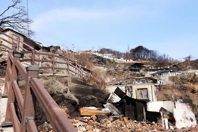 화마 할퀴고 간 영덕 석리 (사진=연합뉴스)