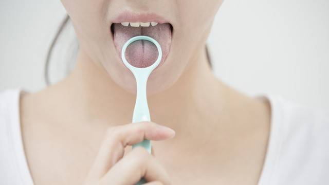 설태를 제거할 때는 혀클리너로 혀를 부드럽게 닦아내면 된다|출처: 게티이미지뱅크