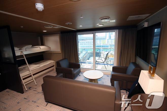 9일 부산 영도구 대선조선 영도조선소에서 '팬스타 미라클호' 명명식이 열린 가운데 미라클호 내 발코니 스위트 캐빈(2인실) 객실이 보이고 있다.  2025.4.9/뉴스1 ⓒ News1 윤일지 기자